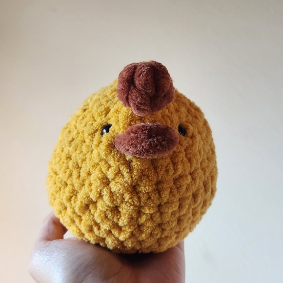 Handmade crochet mustard yellow chicken plushy - Picture 3 of 3